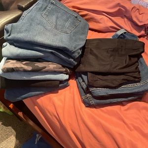 Maternity Lot **
mixed sizes medium and large
6 jeans (skinny) and 2 jean shorts